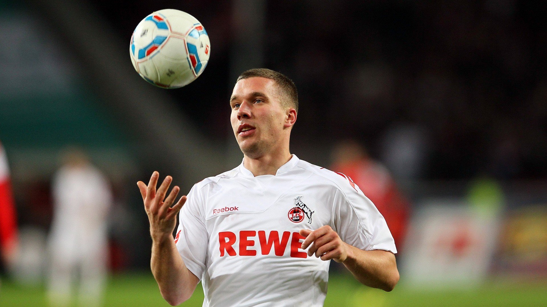 世界杯：跨国婚姻家庭一起看球时小孩担任“随口翻译” 语言天赋被激发